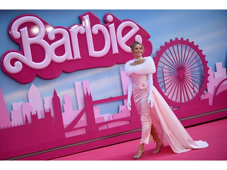 Margot Robbie "Barbie 2"ye scak bakmyor