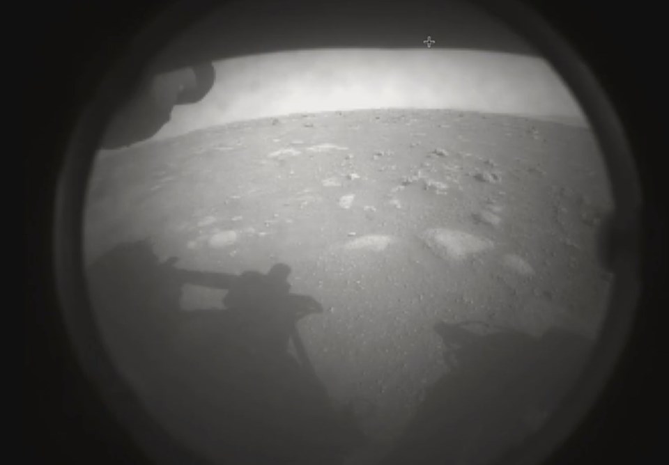 NASA kaşifi Perseverance Kızıl Gezegen'e indi (Mars'tan ilk fotoğrafı paylaştı) - 1