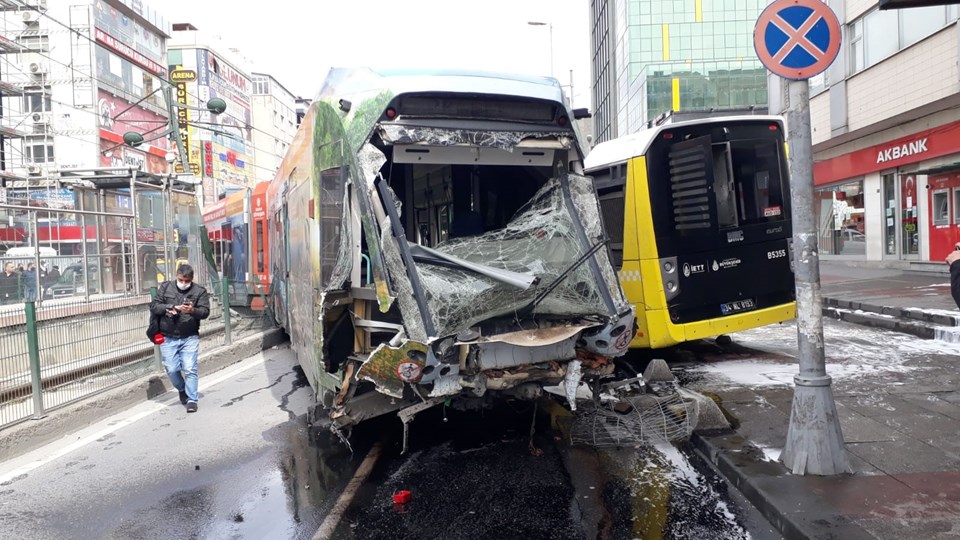 İstanbul'da tramvay İETT otobüsüne çarptı - 1