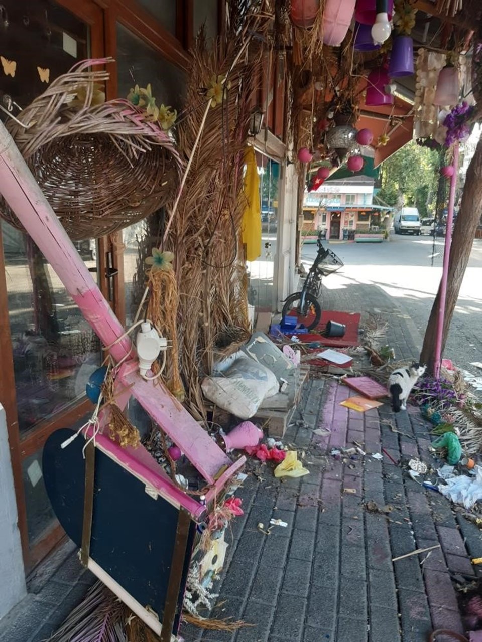 Büyükada'da esnaf ile zabıta arasında masa-sandalye gerilimi - 1