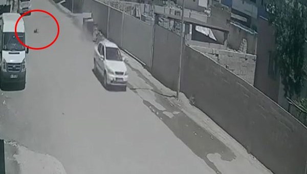 Çocuğa çarpan otomobil kaçtı