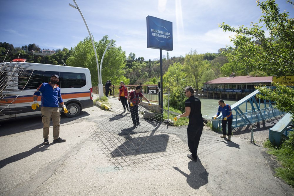 Kayıp 3 genci bulmak için suya çelik ağlar yerleştirildi - 16