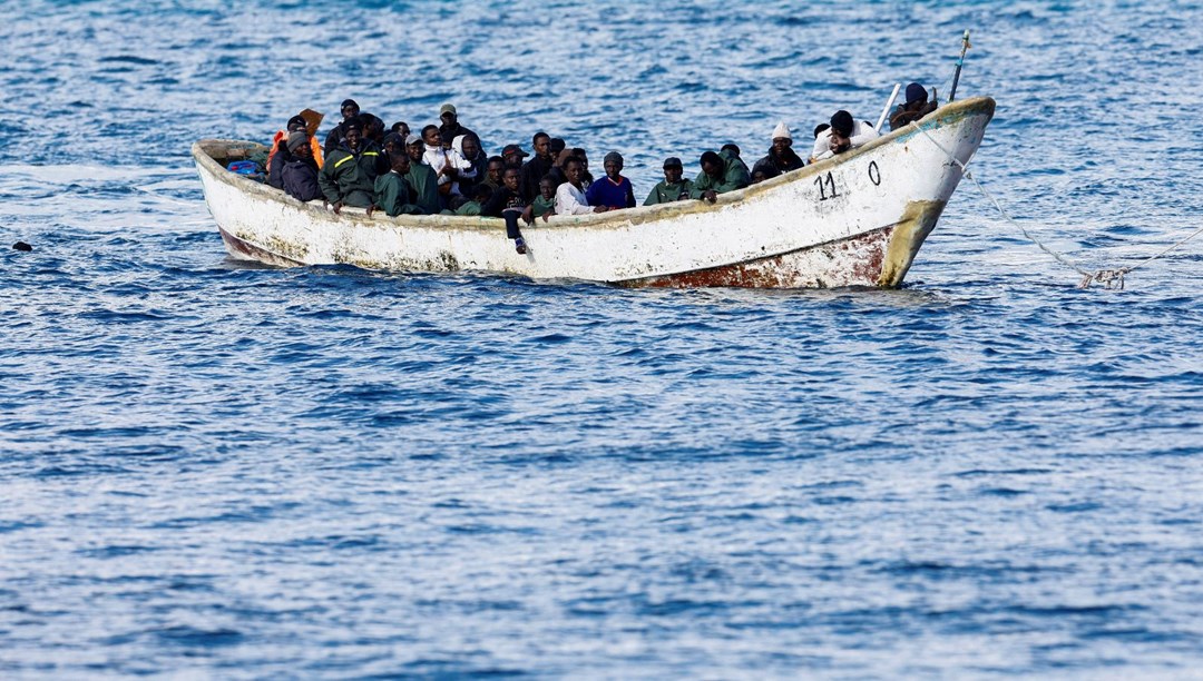 Midilli açıklarında mülteci teknesi battı: 4 ölü