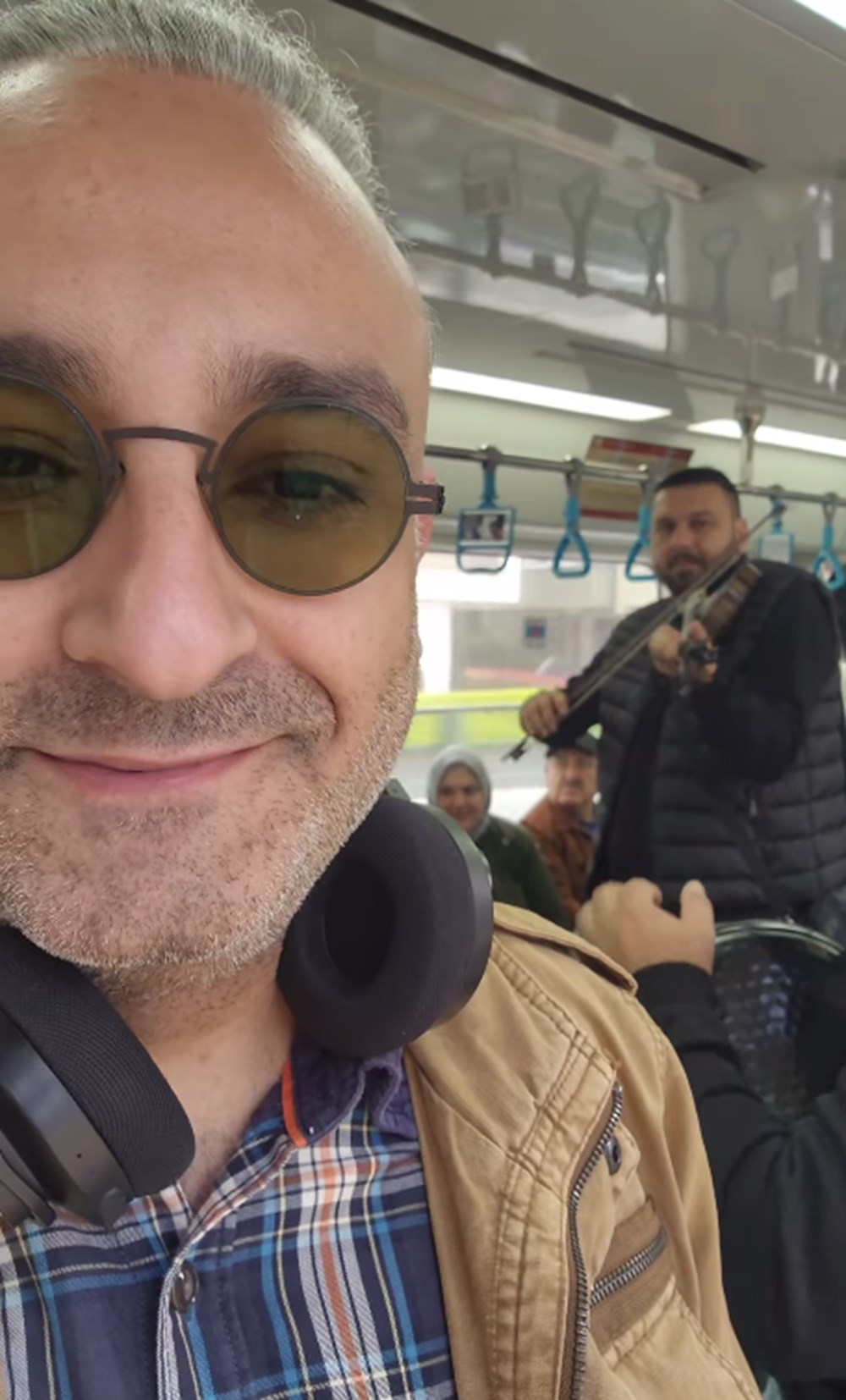 Rüştü Onur Atilla müzisyenlere eşlik etti (Toplu taşıma kullanan ünlüler) - 2