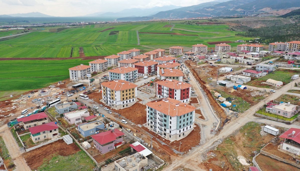 Nurdağı'nda 136 deprem konutu hak sahiplerine teslim edildi Nurdağı'nda 136 deprem konutu hak sahiplerine teslim edildi