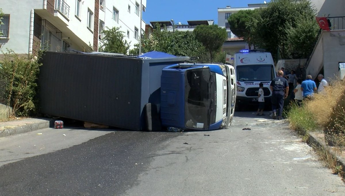 Kamyonet duvara çarparak devrildi: 2 yaralı