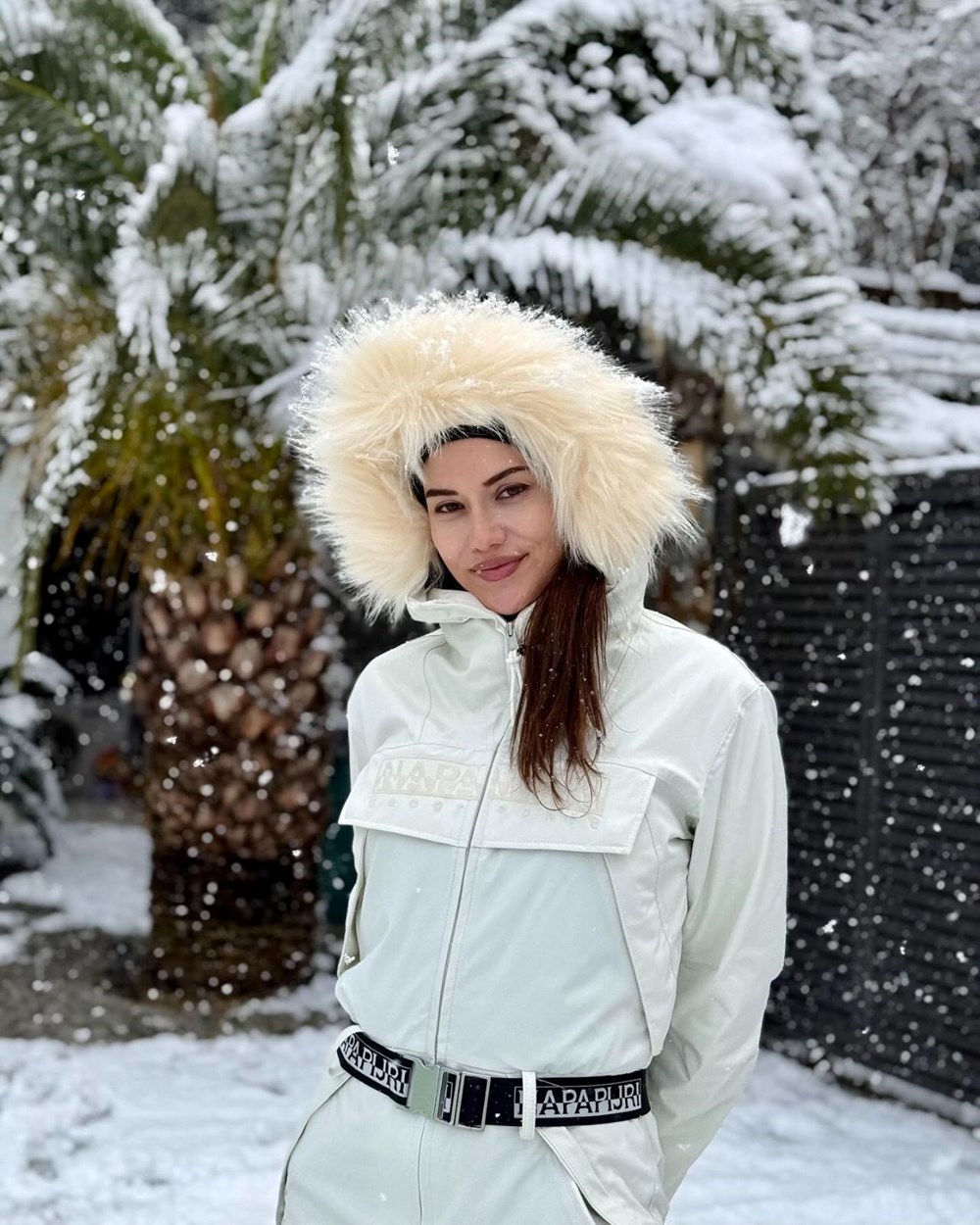 Fahriye Evcen ile Burak Özçivit karın keyfini çıkardı! Aile pozları gündem oldu - 2