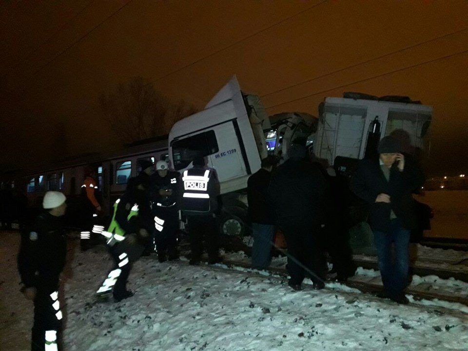 Kütahya'da yolcu treni TIR'a çarptı: 1 ölü, 15 yaralı - 1