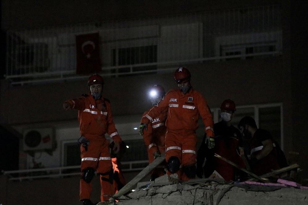 İzmir'de deprem sonrası enkaz altındakiler için zamana karşı yarış - 2