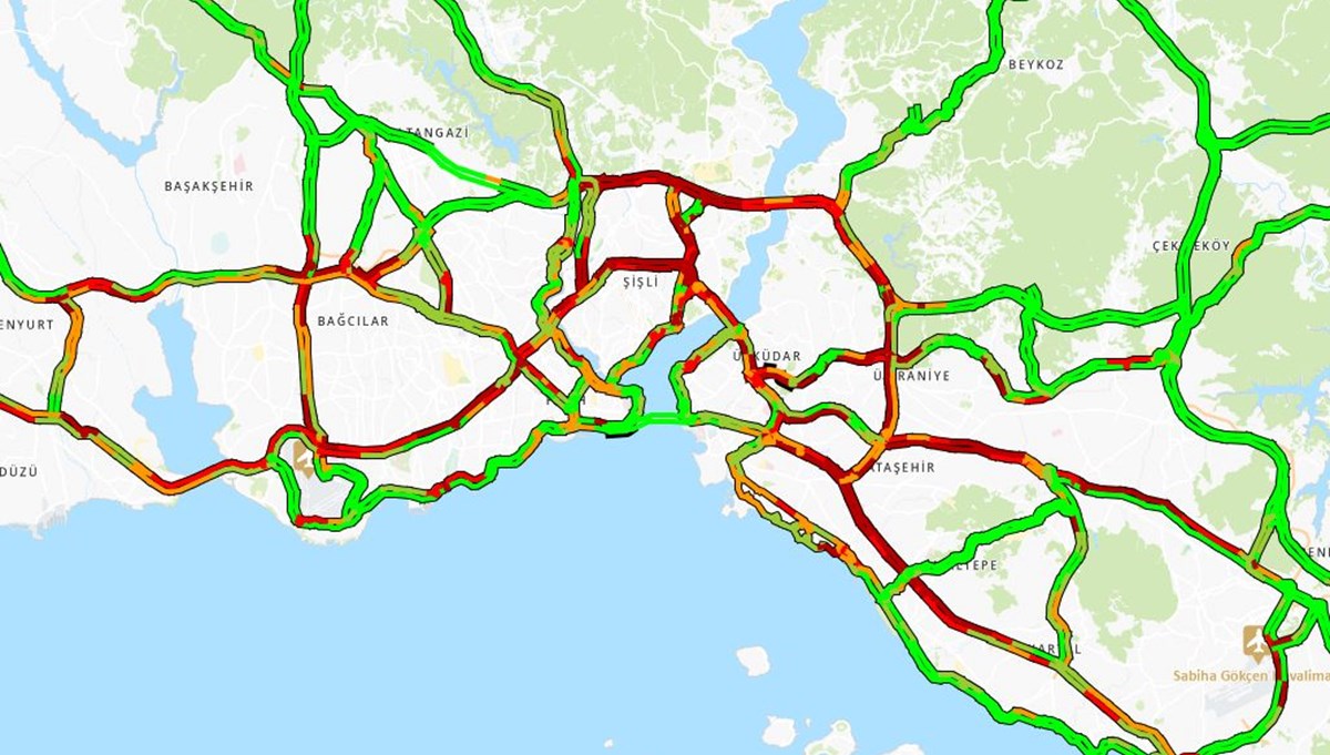 İstanbul'da yağışlı hava: Trafik yoğunluğu yüzde 85'e çıktı