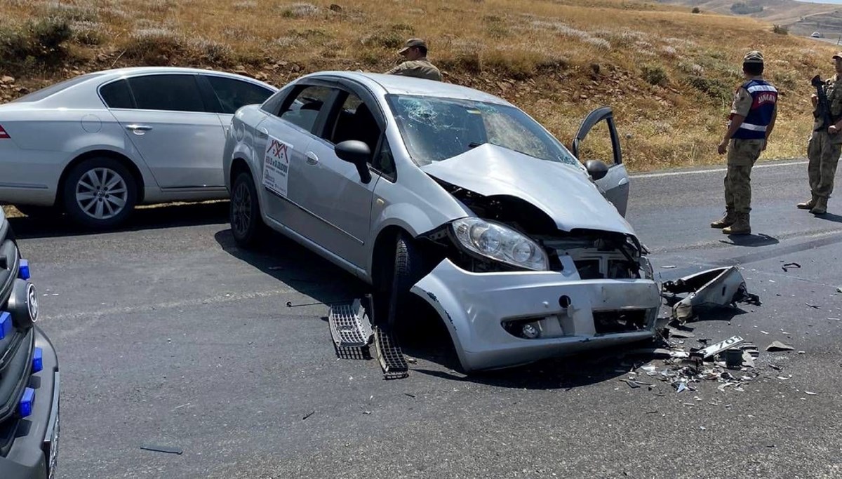Muş'ta iki otomobil çarpıştı