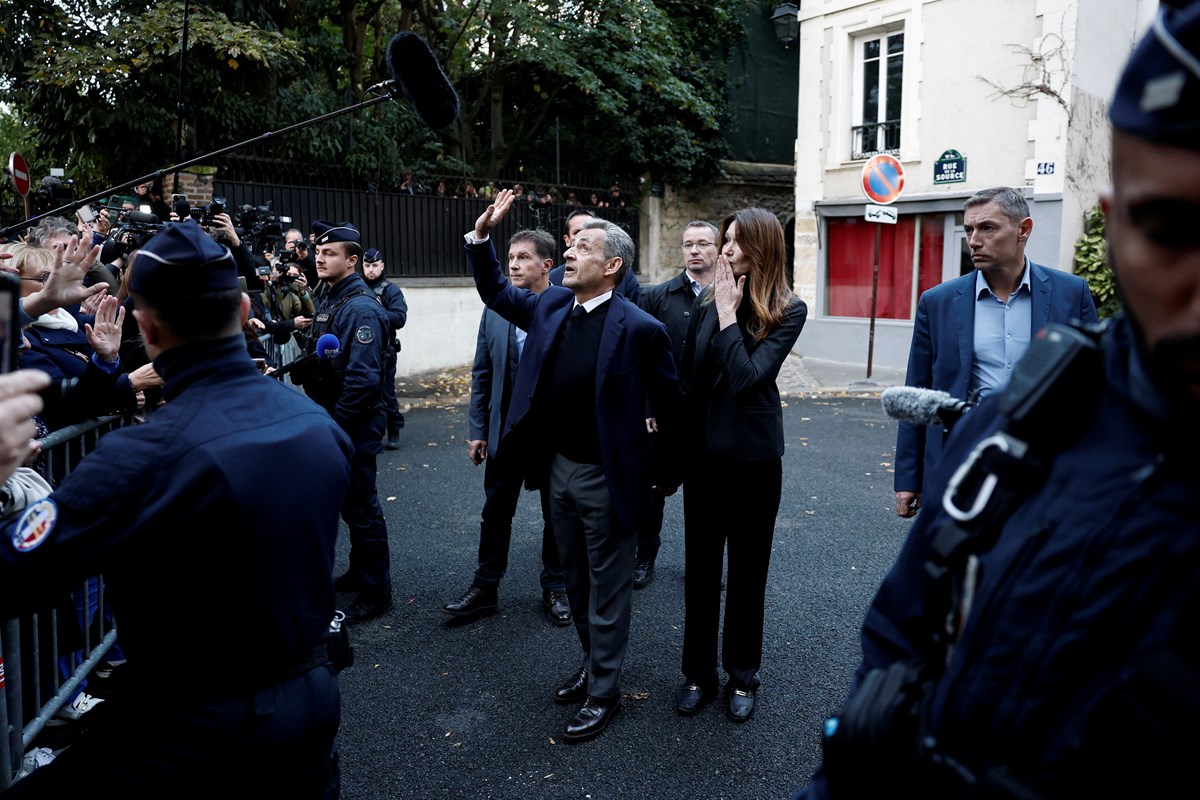 Sarkozy, eşi Carla Bruni ile La Sante Cezaevi önünde toplanan destekçilerini selamladı.