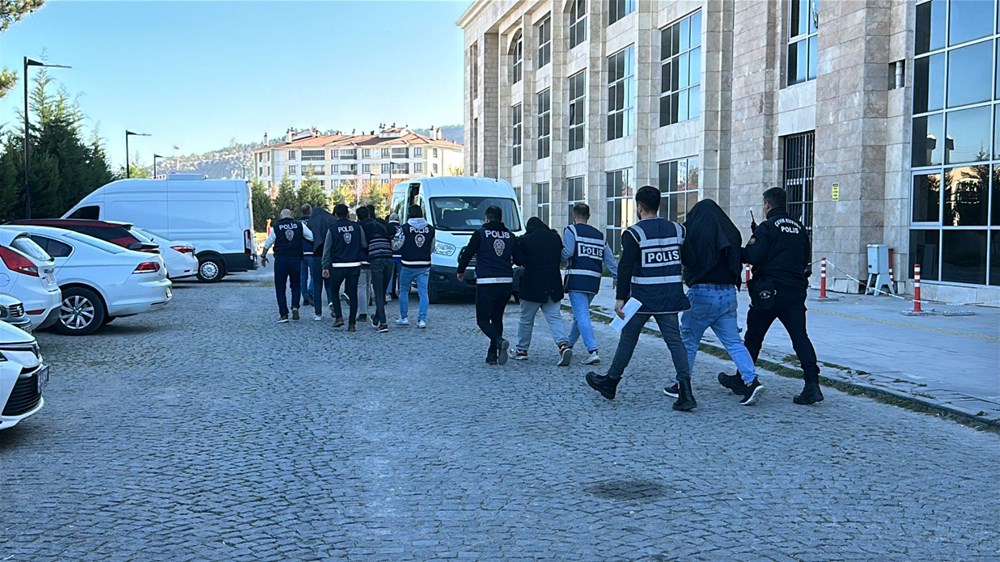 Masaj salonlarına fuhuş baskını: Elektrik prizlerinin içinden kamera çıktı - 4