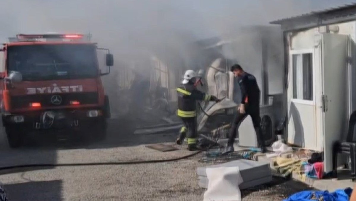 Konteyner kentte yangın (Bir depremzede hastaneye kaldırıldı)