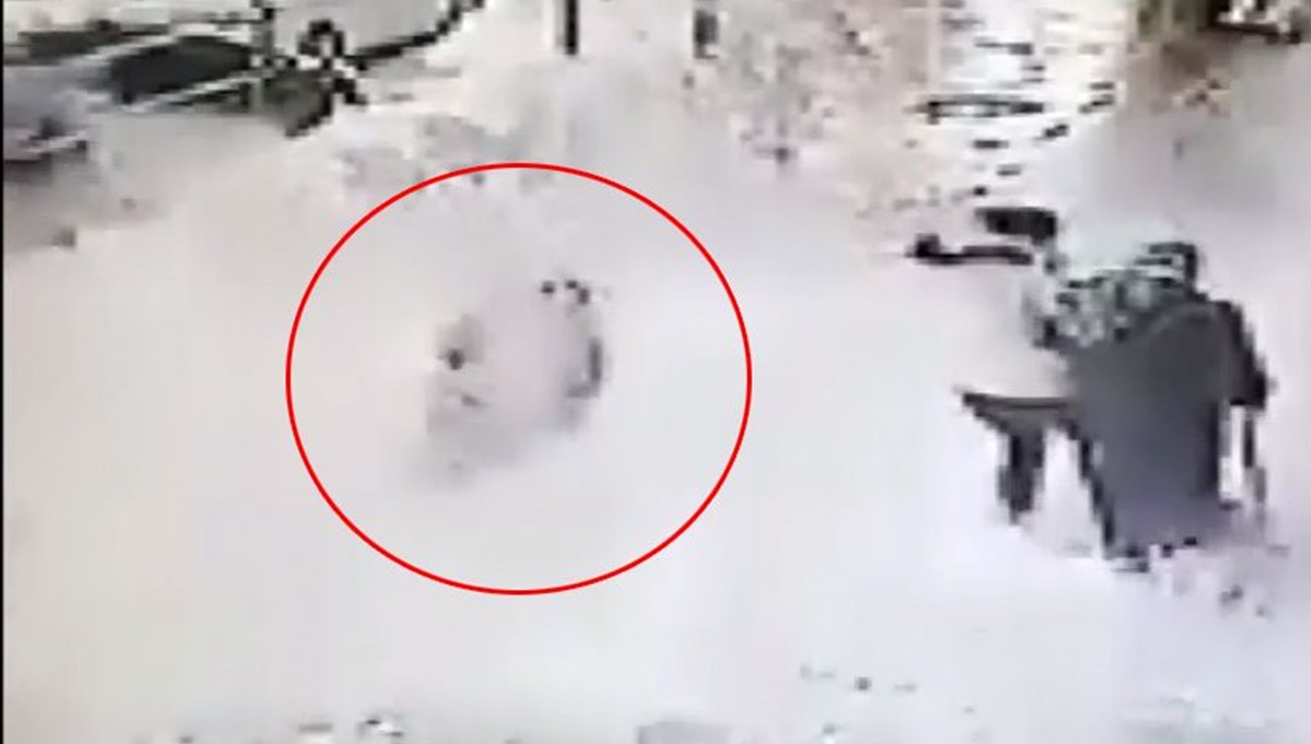 Çatıda biriken kar üzerine düştü