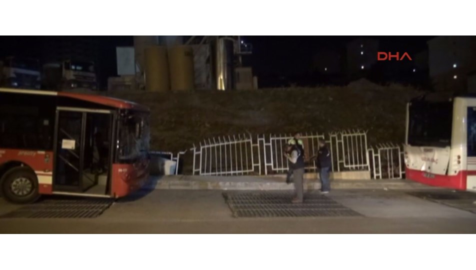 İki otobüs arasında sıkışan sürücü yaşamını yitirdi