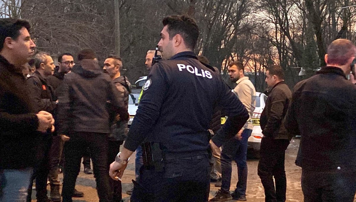 Aranan şahıs akrabalarıyla polise saldırdı: 1'i polis 2 yaralı Aranan şahıs akrabalarıyla polise saldırdı: 1'i polis 2 yaralı