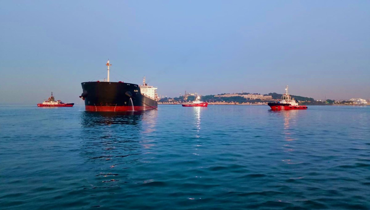 İstanbul Boğazı'nda karaya oturan yük gemisi kurtarıldı