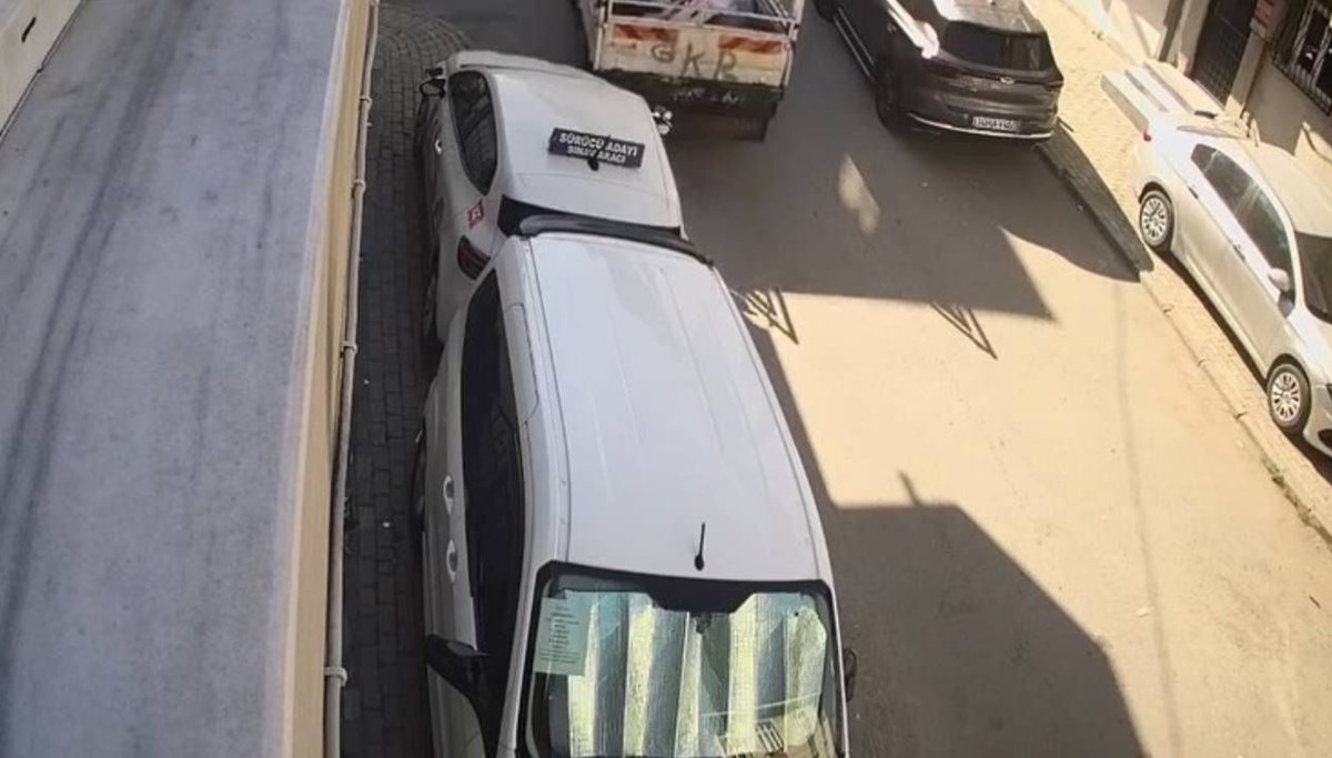 Sokak ortasında araçlara çarptı