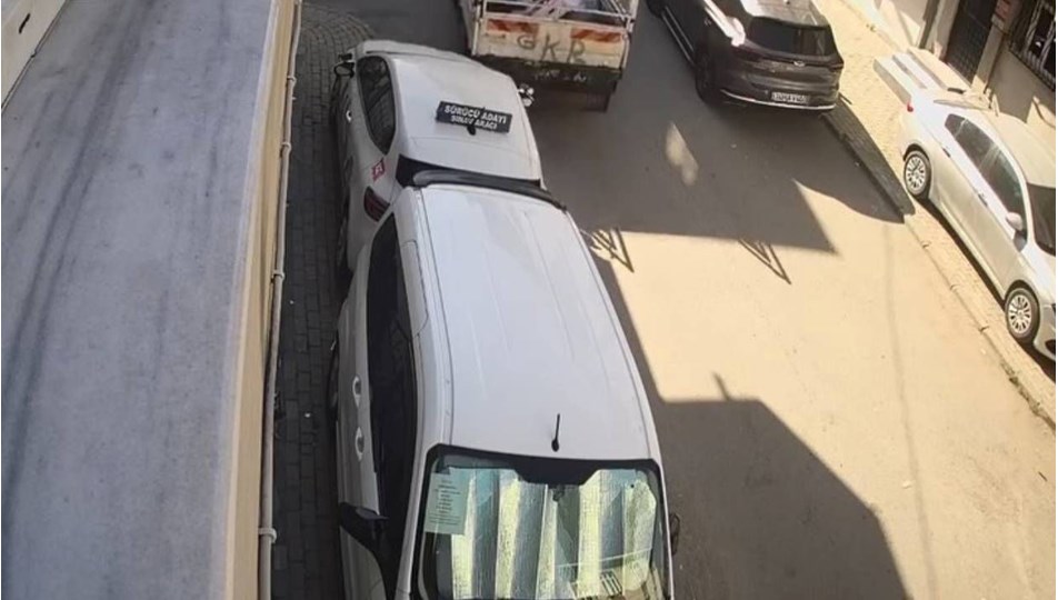 Sokak ortasında araçlara çarpıp kaçtı