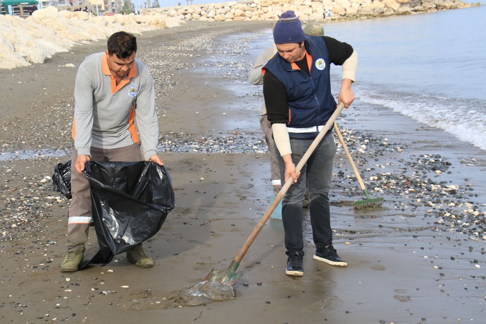 Akdeniz’de kıyılar ölü zehirli denizanalarından temizleniyor - 3