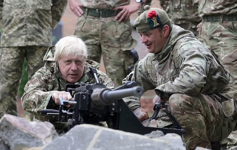 Boris Johnson, İngiltere'de eğitim gören Ukraynalı askerleri ziyaret etti: El bombası attı - 4