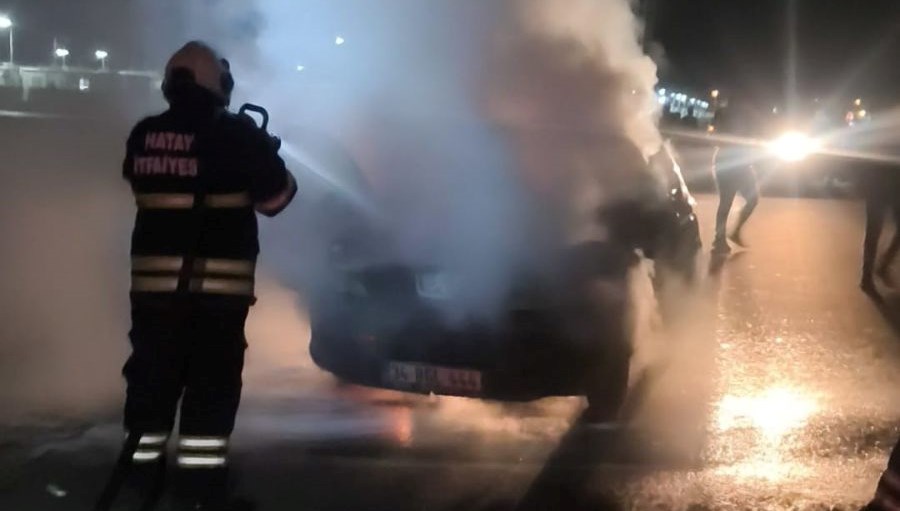 Seyir halindeki otomobil alev aldı