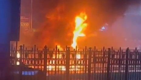 Şişli'de tur otobüsünde çıkan yangın söndürüldü