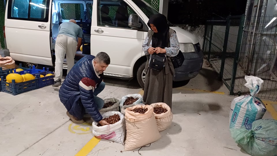 Köylüler ormanlardan binbir zorlukla topluyor! Kilosu 200 lira, kapış kapış satılıyor - 2