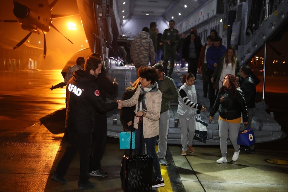 Arnavutluk'taki depremden etkilenen Türk vatandaşları ülkeye getirildi - 1