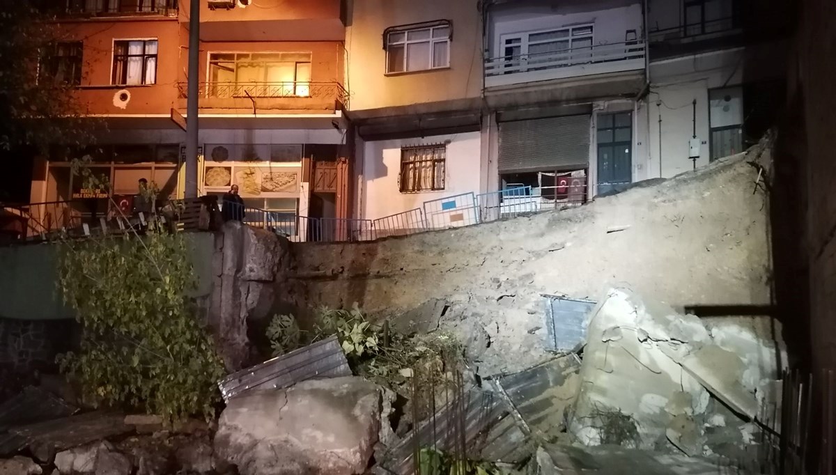 Kocaeli'de yolda çökme meydana geldi, 3 bina boşaltıldı