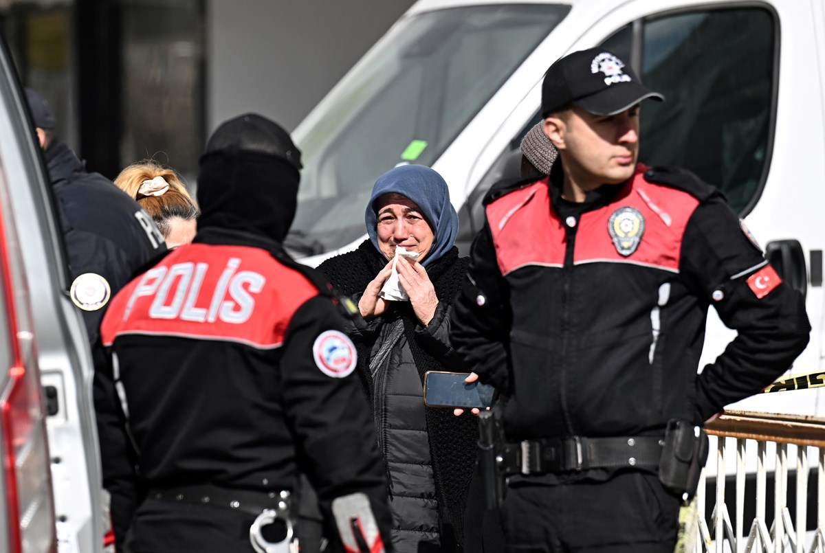 Ekiplerin çalışması sırasında eve gelen ailenin yakınları gözyaşlarına boğuldu. Ekiplerin çalışması sırasında eve gelen ailenin yakınları gözyaşlarına boğuldu.