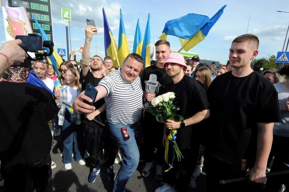 Eurovision'u kazanan Ukraynalı müzik grubu Kalush, kupalarını Ukrayna Savaşı'na destek olmak için sattı - 4