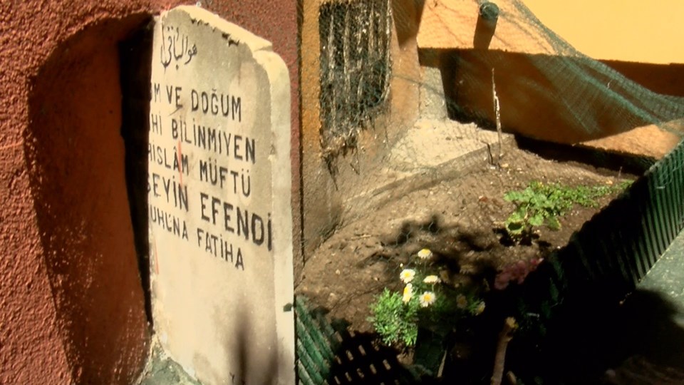 Fatih'te görenleri şaşkına çeviren mezar - 1