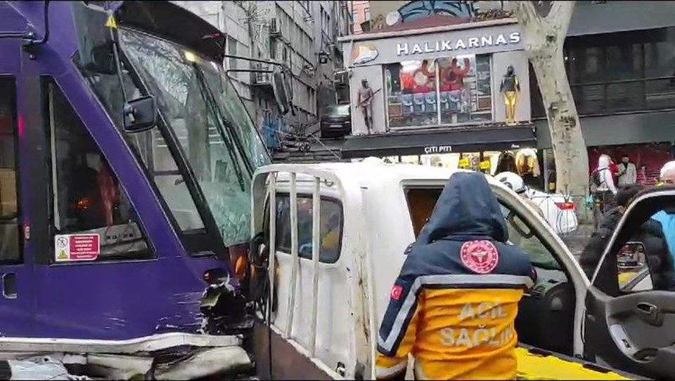 Karaköy'de tramvay kamyonete çarptı - 1