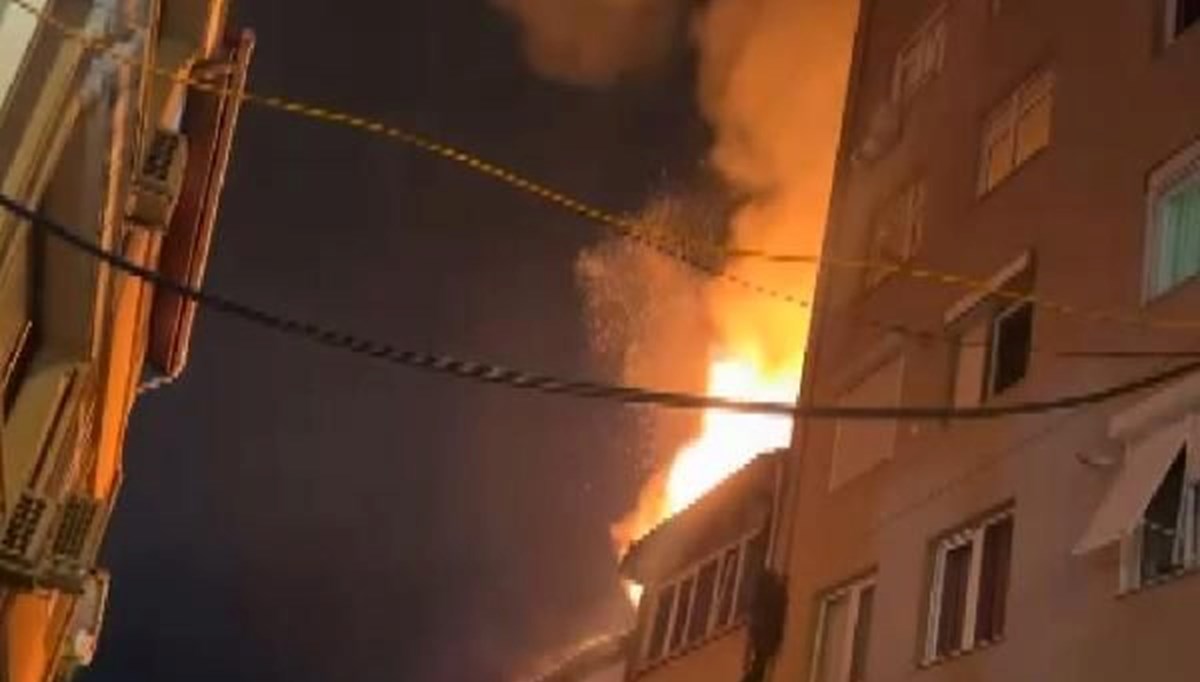 Beyoğlu'nda 6 katlı binanın çatısı alev alev yandı Beyoğlu'nda 6 katlı binanın çatısı alev alev yandı