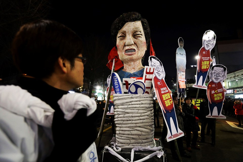Skandalın patlak vermesiyle Güney Koreliler sokaklara döküldü. 6 haftadır başkent Seul sokaklarında onbinlerce kişinin katıldığı gösteriler düzenleniyor.
