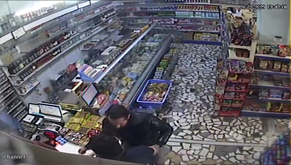 Cezaevi firarisi markette dehşet saçtı: Bıçak çekip, mermer fırlattı Cezaevi firarisi markette dehşet saçtı: Bıçak çekip, mermer fırlattı