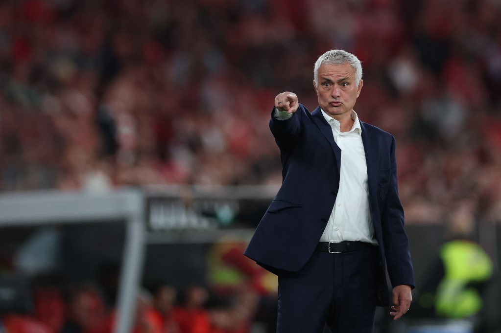 Mourinho, maç sonrası puan kaybını hakem yönetimine bağladı.