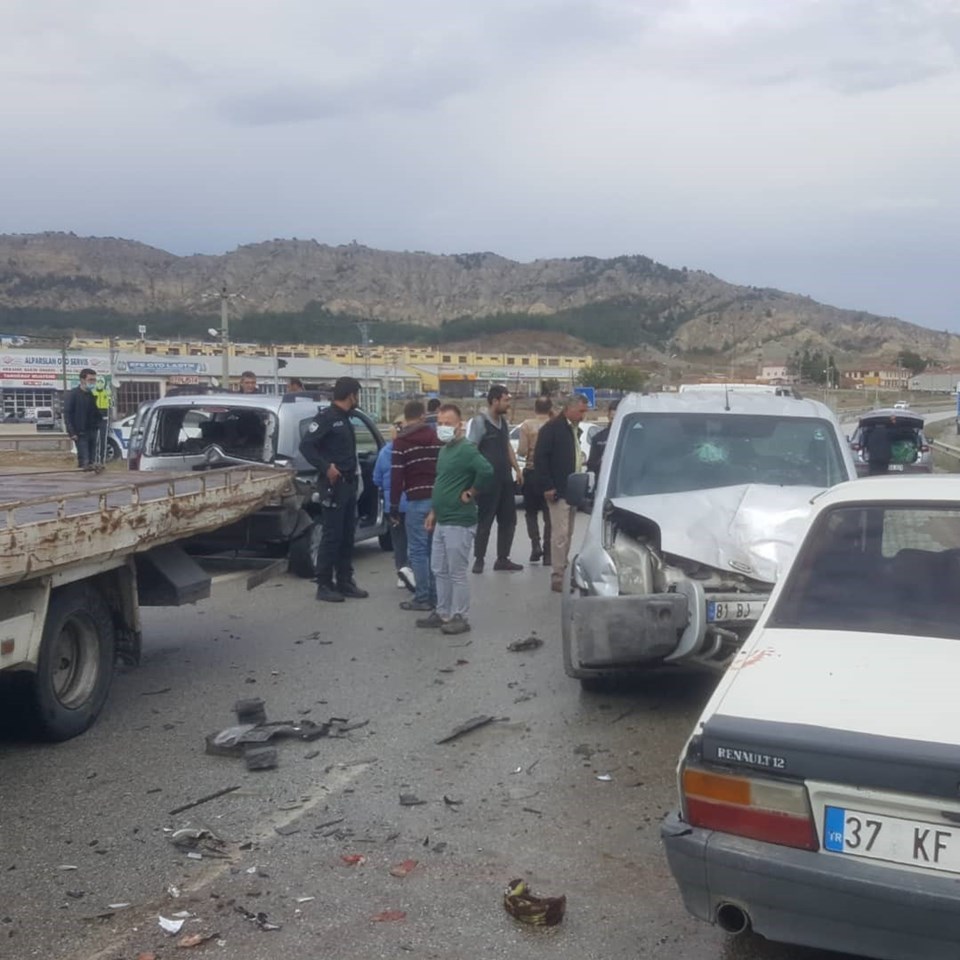 Kastamonu'da zincirleme kaza: 10 yaralı - 1