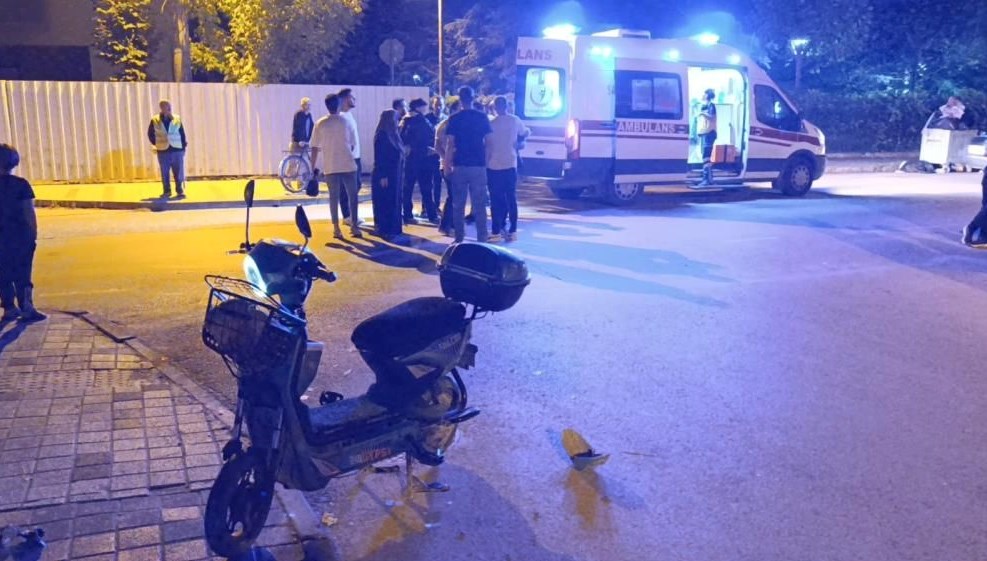 Otomobil ile elektrikli bisiklet çarpıştı