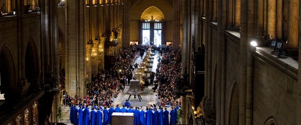 Paris'in 850 yıllık tarihi 'Notre Dame Katedrali' yandı