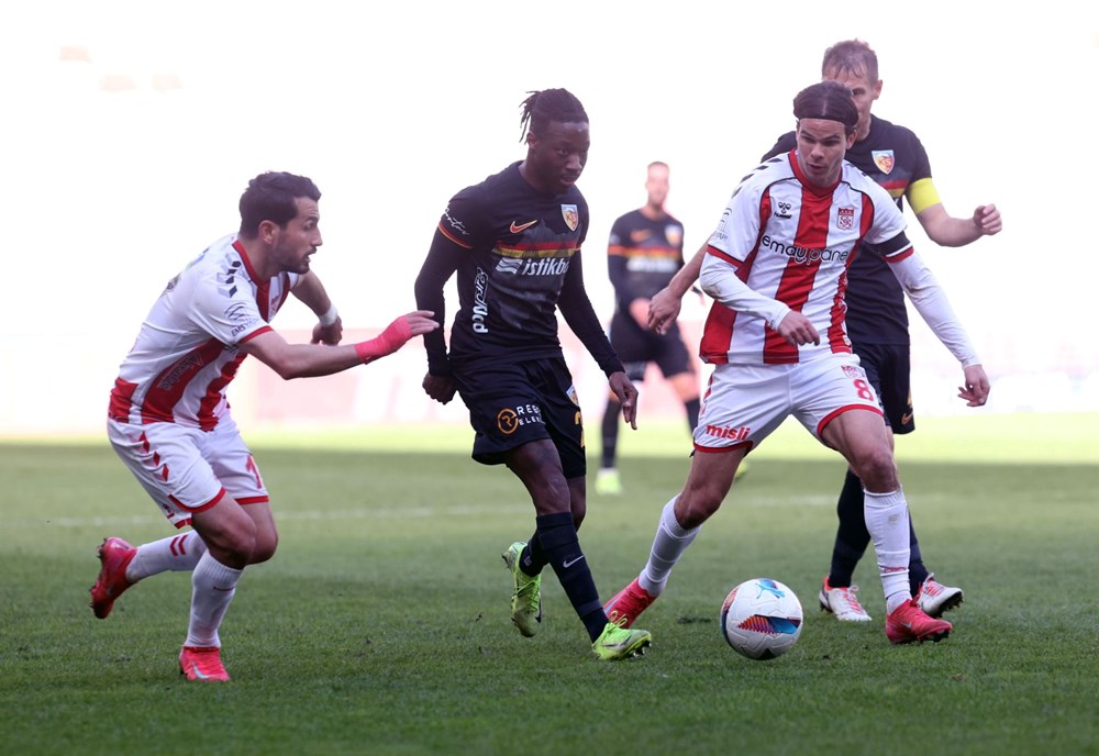 Kayserispor'da Bahoken'den takım arkadaşına tokat: Kırmızı kartla oyundan atıldı - 3