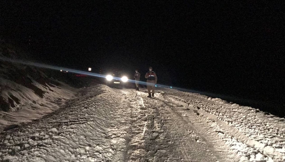 Karda mahsur kalan turist aileyi AFAD ve jandarma kurtardı