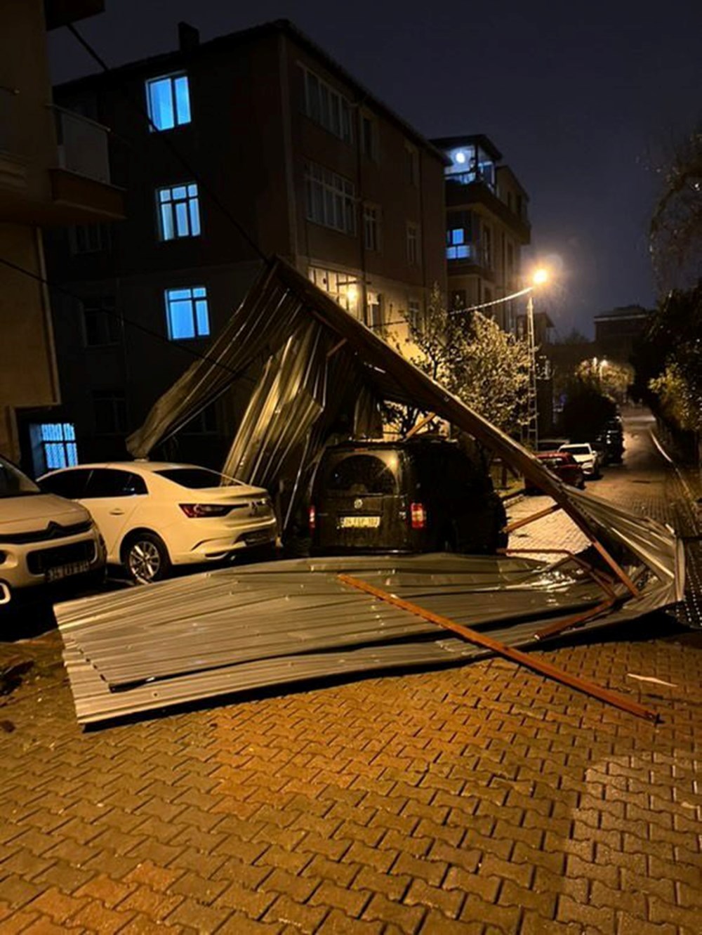 İstanbul'daki fırtınada pilotla kule konuşması: Yakıt kritik olabilir - 3