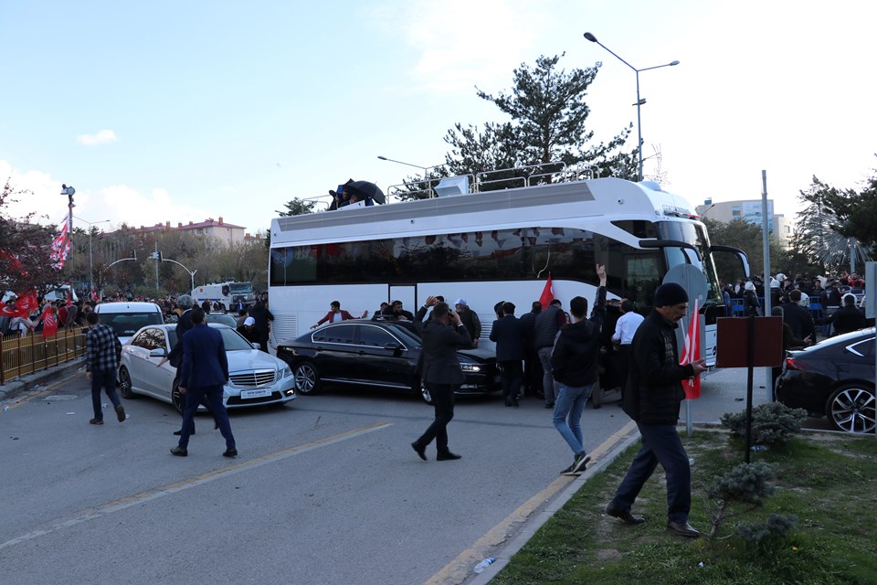 Ekrem İmamoğlu'na Erzurum mitinginde taşlı saldırı - 7