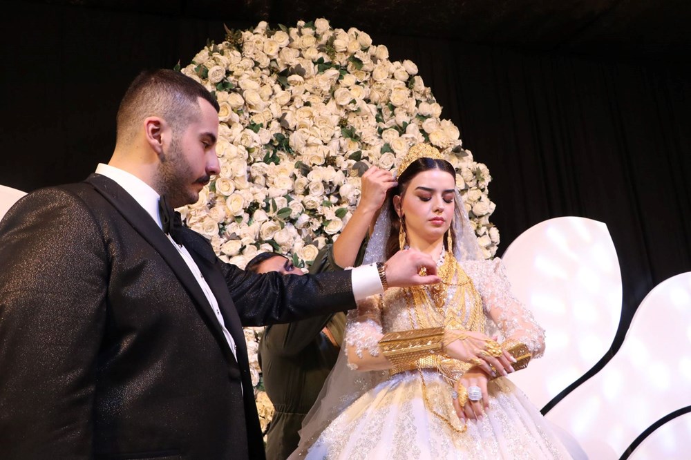 Düğünde dolarlar havada uçuştu: Geline 7 kilo altın takıldı - 2