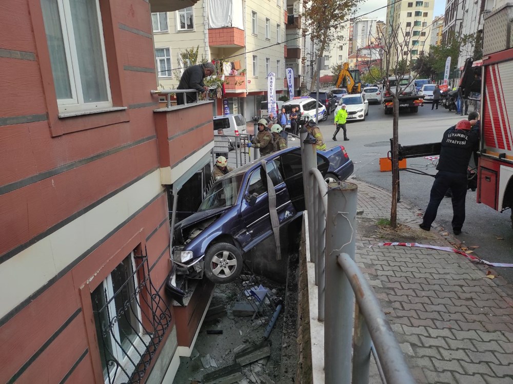 Minibüsle çarpışan otomobil binanın balkonuna düştü, 3 kişi yaralandı - 5
