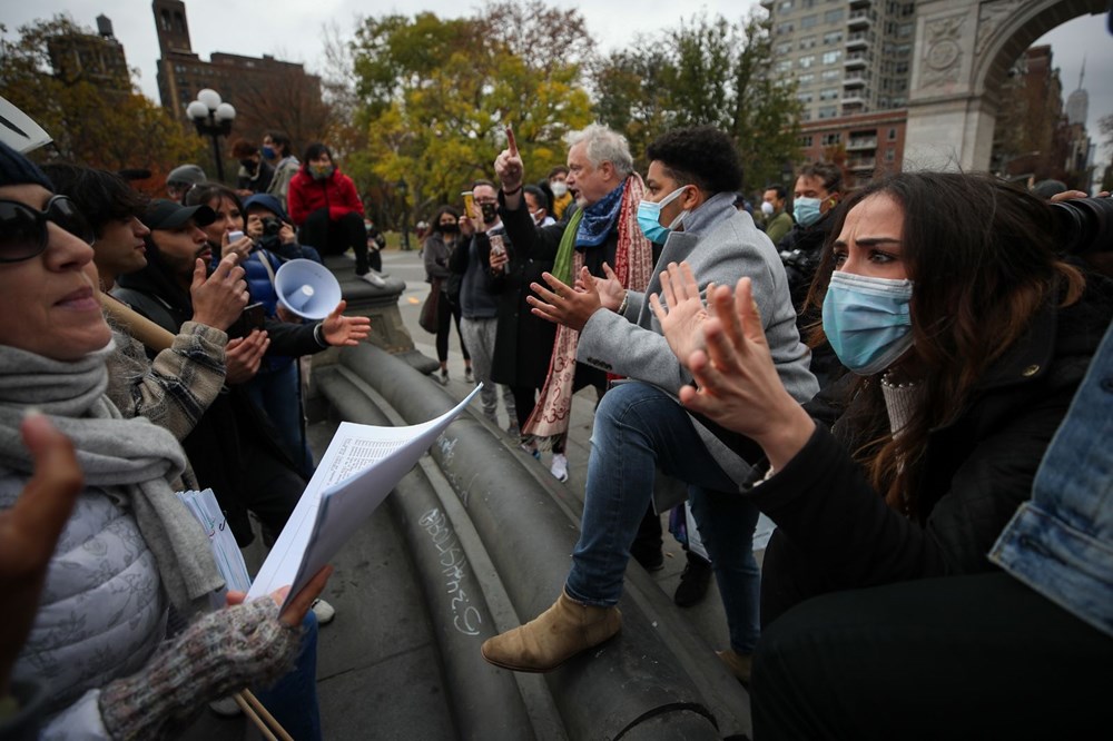 New York'ta karantina karşıtları maske yaktı - 4
