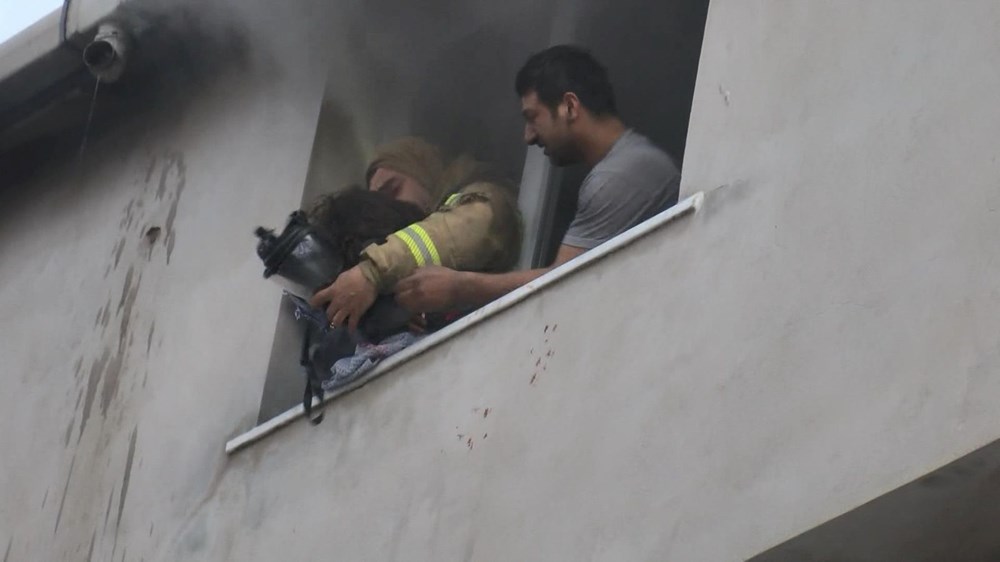 Yangında can pazarı: Pencereye çıkıp nefes almaya çalıştılar - 9